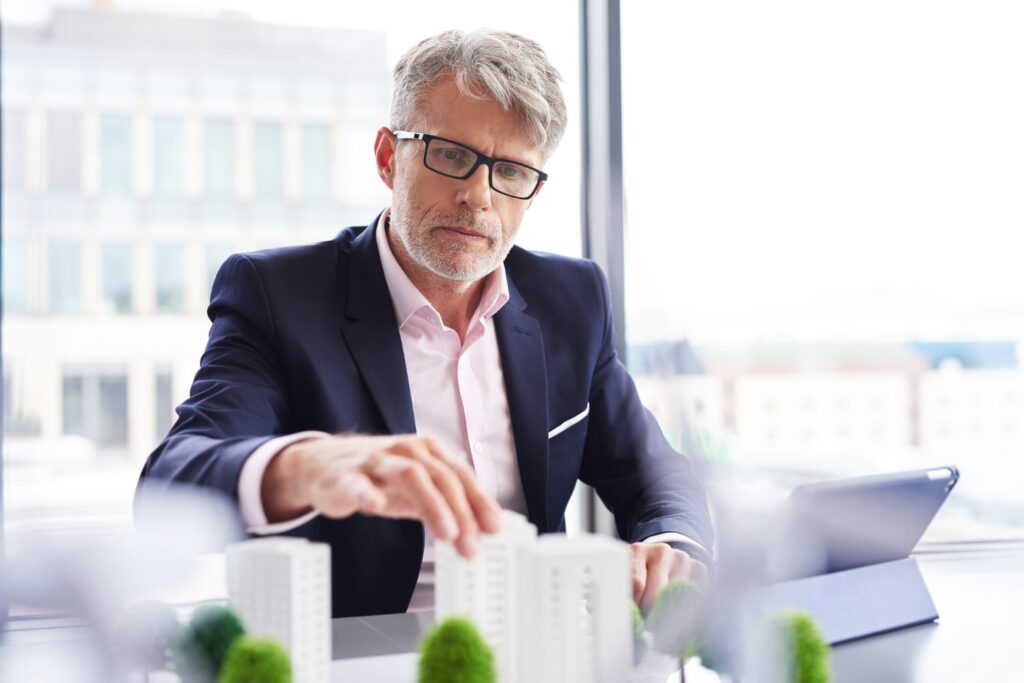 gráficos financieros mostrando control de inversión inmobiliaria segura en finarbit