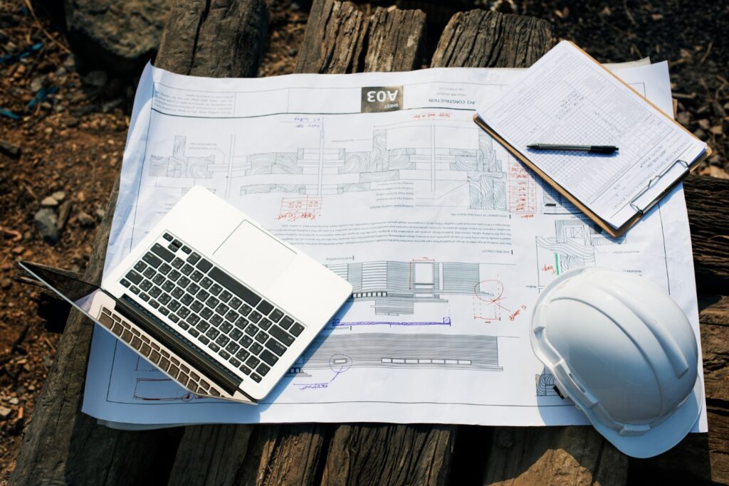 promotor inmobiliario revisando planos de obra con equipo técnico en finarbit